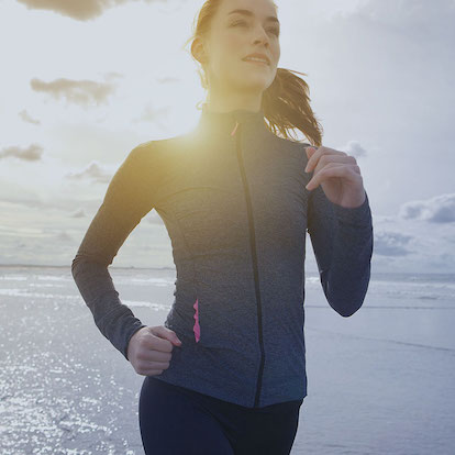 Kobieta uprawiajaca jogging 