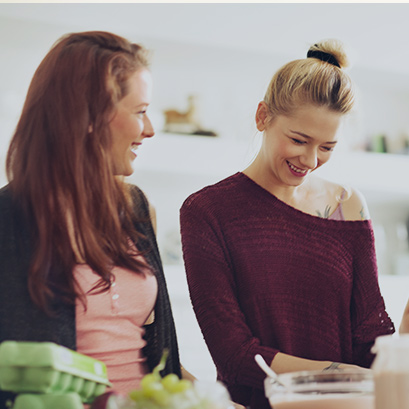 Dwie kolezanki w sklepie 