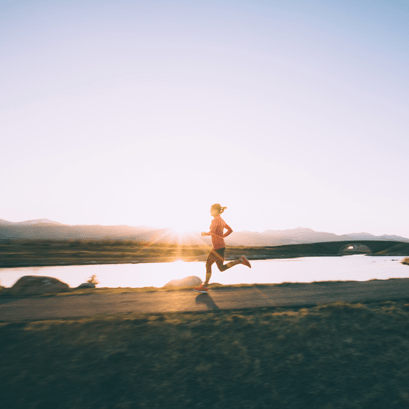 Kobieta biegnaca o wschodzie slonca