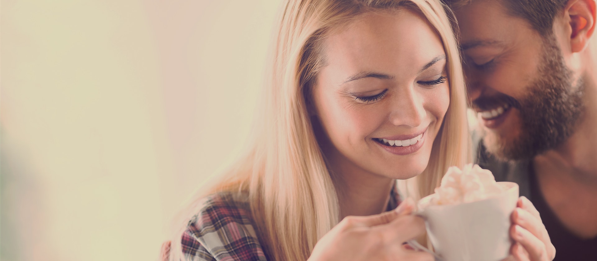 Szczesliwa para pijaca kawe