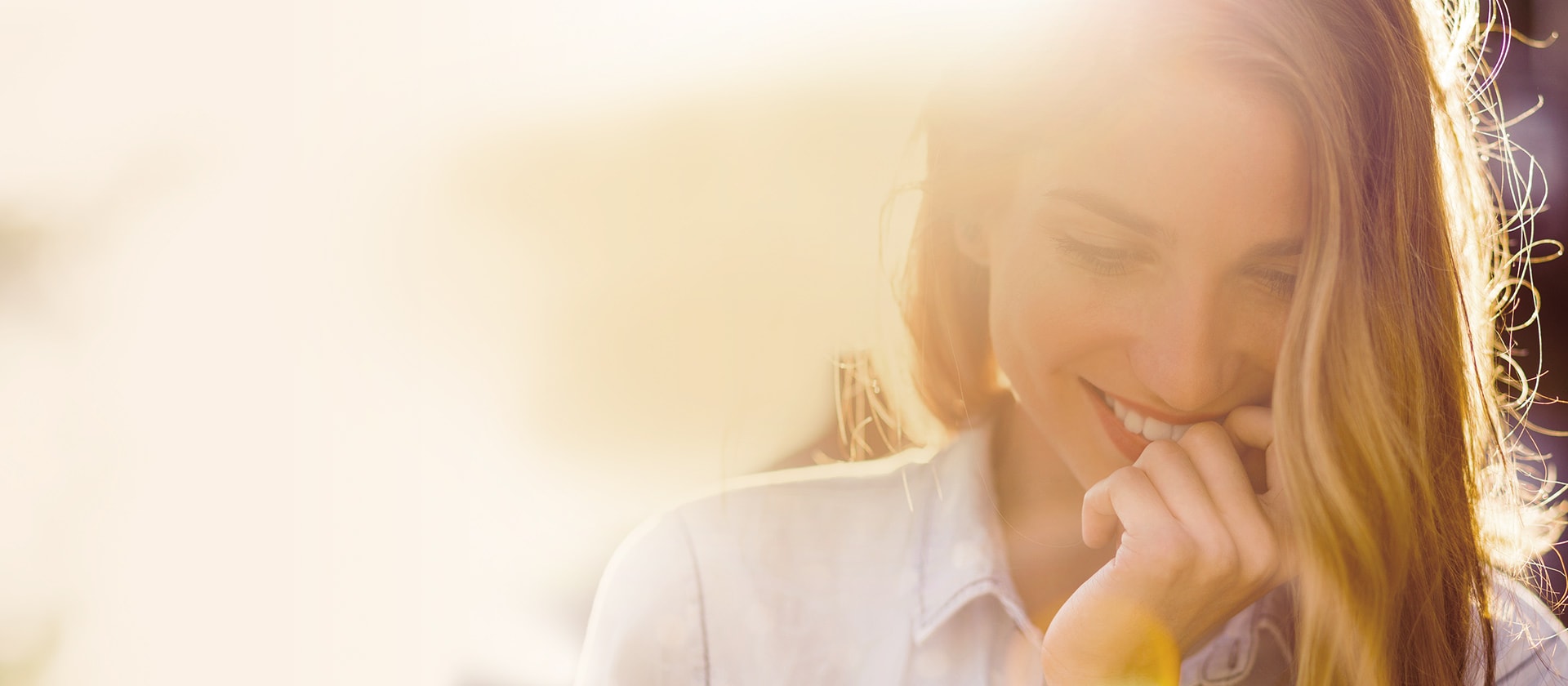 Dwie kobiety biegaczki rozciagajace się po joggingu