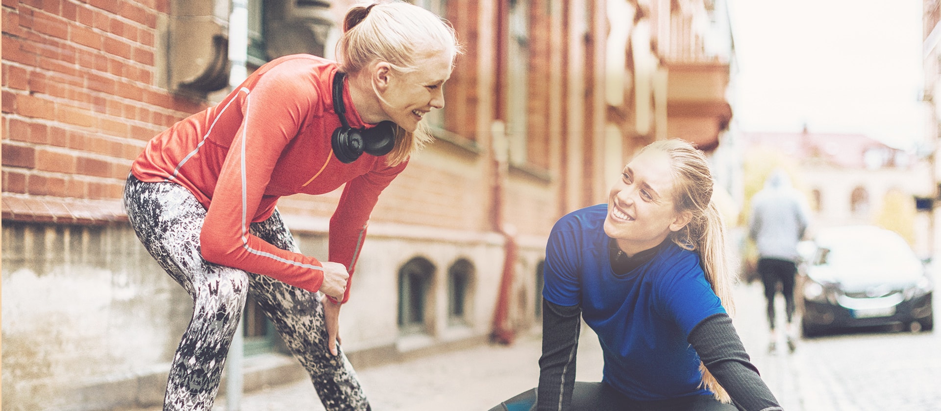 Usmiechnieta kobieta wlosy blond zachod slonca